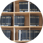 Bücher in einem Bücherregal